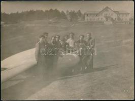 cca 1940 Koma vitorlázó repülő, csoportképes fotó, 14x12 cm