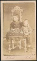 cca 1870 Gyerekek, keményhátú fotó Lovich szatmári műterméből, 10,5×6,5 cm