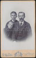 cca 1895 Férfi gyermekeivel, keményhátú fotó Rutkai Fülöp aradi műterméből, 10,5×6,5 cm