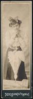 cca 1905 Fiatal lány esernyővel, keményhátú fotó Gálfi György műterméből, szecessziós hátlappal, kis sérüléssel, 16,5×5 cm