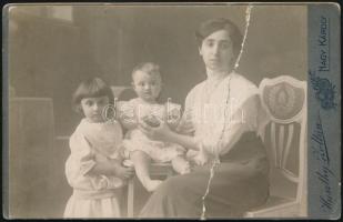1912 Anya gyermekeivel, keményhátú fotó Huszthy Zoltán nagykárolyi műterméből, hátoldalon a műterem képével, 10,5×16,5 cm