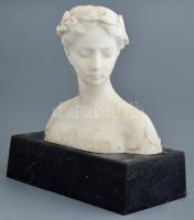Jelzés nélkül: Női büszt. Márvány. 37 cm