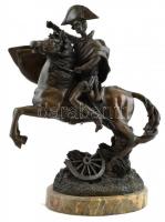 Rohamozó lovas katona. Bronz szobor, márvány talapzaton. A kard a kézből hiányzik. Jelzett. 39 cm