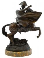 Rohamozó lovas katona. Bronz szobor, márvány talapzaton. A kard a kézből hiányzik. Jelzett. 39 cm