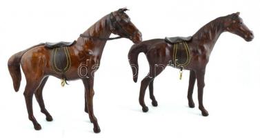 2 db bőrből készült ló, réz szerelékekkel. Egyik füle sérült. m: 31 cm