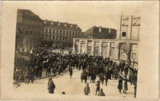 1919 Szombathely, Tanácsköztársaság márciusban, vonuló tömeg az utcán. photo