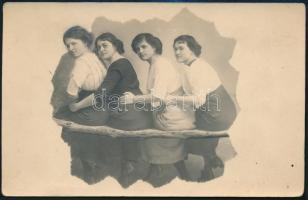 cca 1920 Hölgyek ágon ülve, 8,5×14 cm