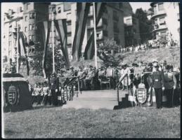 cca 1943-1944 Csatay Lajos (1886-1944) honvédelmi miniszter beszédet mond a Vérmezőn, Tiszavölgyi József pecséttel jelzett fotója, 9×12 cm