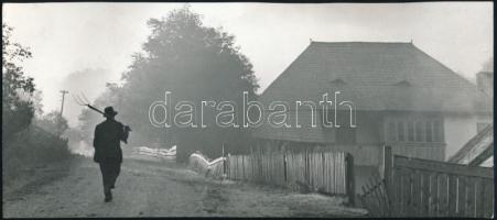 Buday J. László (?-?): "Munkába", pecséttel jelzett fotó, 10×23,5 cm