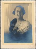 cca 1930 Elegáns hölgy portréja, kartonra kasírozott fotó Prosek budapesti Nagymező utcai műterméből, 22,5×16,5 cm