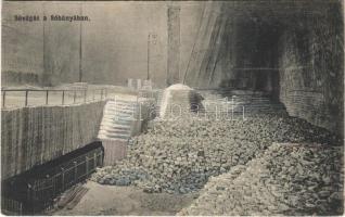 1912 Marosújvár, Uioara, Ocna Mures; sóvágás a sóbányában. Füssy József kiadása / salt mine interior, salt cutting
