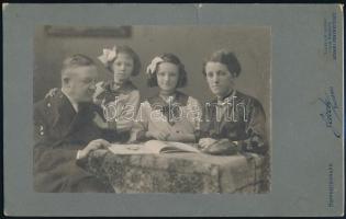 1915 A nagyváradi főesperes és családja. Kabinetfotó. 17x11 cm