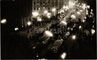 Budapest VII. Nagykörút éjjel, villamos, autóbusz, automobilok. Képzőművészeti Alap Kiadóvállalat