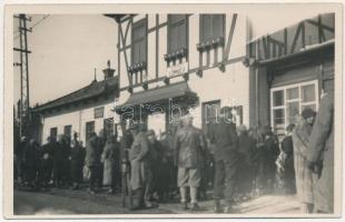 1932 Tátralomnic, Tatranská Lomnica (Magas Tátra, Vysoké Tatry); vasútállomás, várakozó utasok / railway station, passengers waiting. photo