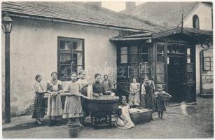 1914 Ivano-Frankivsk, Stanislawów, Stanislau; Mädchen bei der Wäsche im Kinderheim / orphanage, girls washing their clothes (EK)