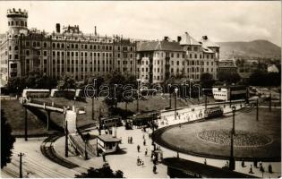 Budapest II. Moszkva tér (Széll Kálmán tér), Postapalota, villamosok, autóbuszok. Képzőművészeti Alap Kiadóvállalat