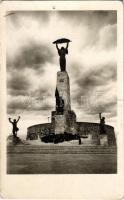 1953 Budapest XI. Szabadság szobor a Gellért-hegyen. Képzőművészeti Alap Kiadóvállalat (lyuk / pinhole)