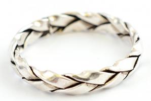 Ezüst(Ag) fonott gyűrű, jelzett, méret: 53, nettó: 1,8 g