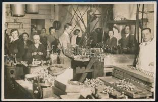 1930 Kont Oszkár Szódásüvegfej Gyártó üzemének fotója, Bp., Hírlap Fotoriport Iroda bélyegzéssel a hátoldalán, fotólap, a hátoldalán pecséttel, feliratozva, 8x13 cm