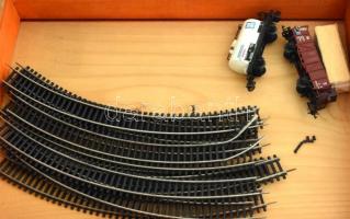 Vasúti műanyag modell játék tétel fa dobozban: 12 db sín, 1 db mozdony, 6 db vagon. Egyik sín deform...