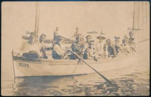 1918 Abbázia, sétahajókázás a tengeren, a hajóban többek között Móricz Zsigmondné Holics Janka (1883-1925); Móricz Virág (1909-1995), dátumozva, 1918. júl, fotólap, a hátoldalon feliratozva, 8x13 cm / Opatija, boat, photocard with description on the reverse, 8x13 cm