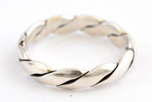 Ezüst(Ag) fonott gyűrű, jelzett, méret: 53, nettó: 2,6 g