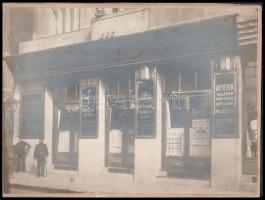 cca 1900-1910 Pesti Magyar Kereskedelmi Bank kőbányai fiókjának fotója, fotó kartonon, a fotó kissé elvált a kartonról, körbevágott, 20x27 cm