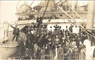 SS Hamburg kivándorlási hajó / Hamburg-Amerika-Linie emigration ship. photo