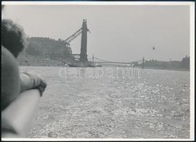 cca 1946-1950 Budapesti panoráma, rajta a romos Erzsébet-híd csonka pillérével, háttérben a helyre állított Szabadság-híddal, az egyik szélén vágott, 13x18 cm