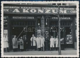 1934 MÁV Konzum Szövetkezeti Boltjának 8. számú Damjanich utcai csemege és fűszer üzletének fotója, a bolt előtt a dolgozókkal, a hátoldalon aláírásaikkal, dátumozva, pecséttel, 8x11 cm