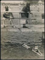cca 1930 Budapest, Palatinus, úszólecke, jelzetlen fotó, egyik sarka kis hiánnyal, 23×17 cm