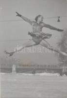 cca 1930 Korcsolyaverseny a Városligeti műlyégpályán. Fotó, jelzés nélkül. Üvegezett keretben, 21,5×16 cm
