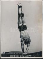 cca 1940-1950 Tornagyakorlat, hátoldalon pecséttel jelzett, kissé foltos, 18×13 cm