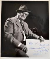 Vogel Eric (1907-1996) autográf aláírása é dedikációja önarcképén1987-ből, Fazekas Jánosnak, a Vigadó Galéria igazgatójának (1980-88). Vintage fotó, bal alsó sarkában foltos, kisebb felületi törésekkel, 40x30 cm