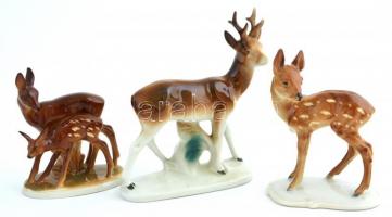 3 db német szarvas / őz porcelán figura, kézzel festett, jelzett, kis kopásnyomokkal, az egyiken lepattanás, m: 12-17 cm