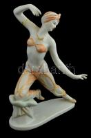 Hollóházi porcelán táncosnő, kézzel festett, jelzett, kis lepattanással az újján, m: 23 cm