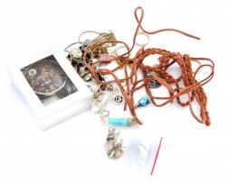Vegyes bizsu tétel, nyakláncok, fülbevalók, egyik díszdobozban