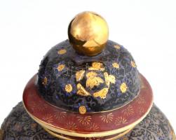 Japán satsuma fedeles váza. Kézzel festett, jelzett, kis kopással. m: 28 cm