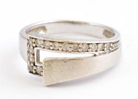 Ezüst(Ag) szögletes gyűrű, jelzés nélkül, méret: 52, bruttó: 2,9 g