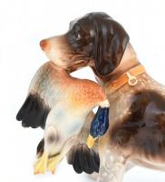 Vadászó kutya szájában madárral. Nagy méretű, jelzett porcelán figura. Egy javított lepattanással. m...