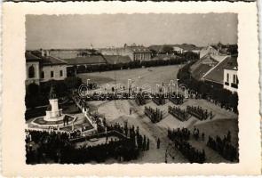 1929 Makó, első világháborús hősök szobra, hősi emlékmű felavatási ünnepsége a Korona szálló előtt. photo
