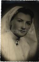 Vöröskeresztes nővér / Red Cross nurse. Royal Fotó (Nagyvárad) photo (EB)