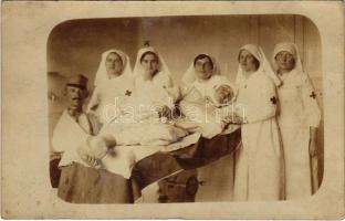 Sérült katona vöröskeresztes nővérekkel / WWI Austro-Hungarian K.u.K. military, injured soldier with Red Cross nurses. photo (fl)