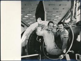 1980 Farkas Bertalan és Valerij Kubaszov űrhajósok felkészítés közben, eredeti fotó, 9×12 cm