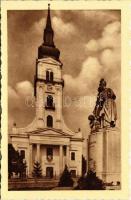 Békés, református templom a Hősök szobrával