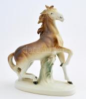 Jelzett, porcelán ló figura. Apró lepattanással. 26 cm