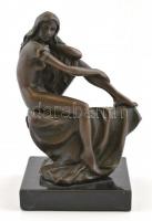 Ülő női akt. Bronz szobor, márvány talapzaton. Formaszámmal jelzett. 14 cm