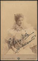 1895 Pálmay Ilka (1859-1945) Kinsky Jenő grófné, színésznő, énekesnő saját kézzel aláírt keményhátú fotója, Adéle bécsi műterméből, 17×11 cm