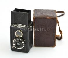 cca 1932 Voigtländer Brillant 6x6-os TLR fényképezőgép, eredeti bőr tokjával, kissé kopottas, működőképes állapotban / Vintage German TLR camera, with original leather case, in slightly worn, working condition