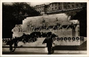 Budapest I. A világháborúban elesett magyar tüzérek emlékműve (mai Dózsa György tér), koszorúk. Foto Röckel 2107. sz.